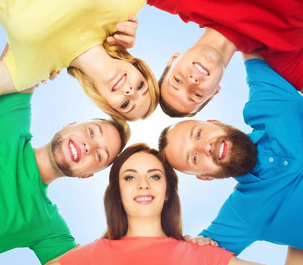 Groep gelukkige jonge vrienden — Stockfoto