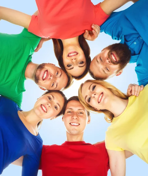 Grupo de jovens amigos felizes — Fotografia de Stock