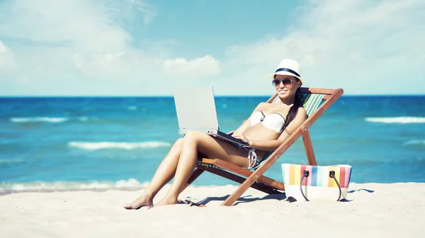 Gyönyörű nő pihentető nyári strand Jogdíjmentes Stock Fotók