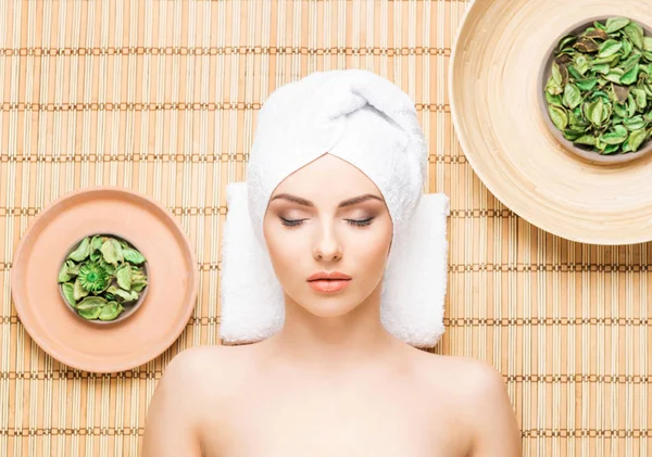 Fiatal nő a spa aromaterápia eljárás Stock Fotó