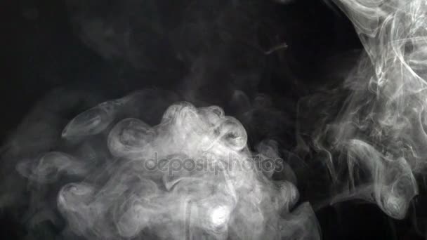 Fumaça em um fundo preto em câmera lenta . — Vídeo de Stock