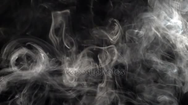 Roken op een zwarte achtergrond in slow motion. — Stockvideo
