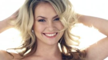 Güzel ve genç birbayan güneş ışınlarının gülüyor. Slow motion video. 