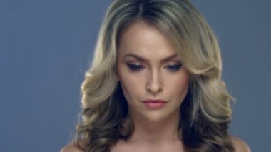 Güzel genç kadın yüz yakın çekim. Sağlık ve cilt tedavi kavramı.