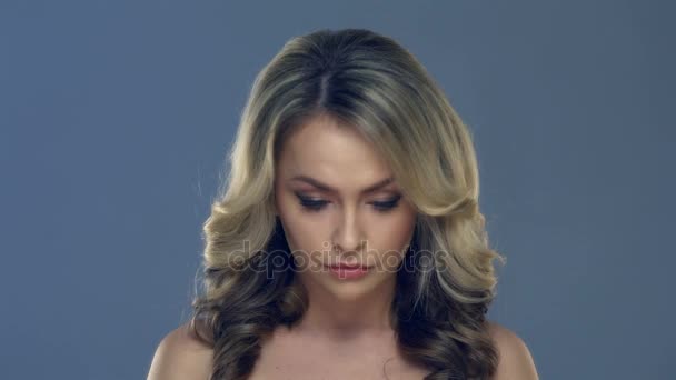 美しい若い女性の顔のクローズ アップ。医療と皮膚治療コンセプト. — ストック動画