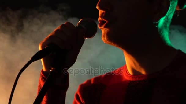 El tipo Hipster canta en el escenario con humo. En cámara lenta. Música, Sonido, Banda, Concepto . — Vídeos de Stock