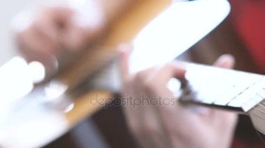Hipster adam akustik gitar çalar. Ağır çekim.