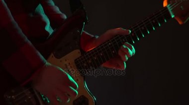 Hipster adam duman sahnede gitar çalış.