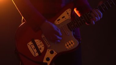 Hipster adam duman sahnede gitar çalış.