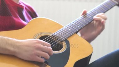 Hipster adam akustik gitar çalar. Ağır çekim.