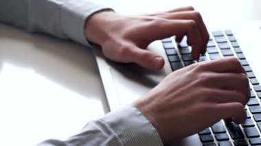 Erkek el dizüstü bilgisayarda yazarak