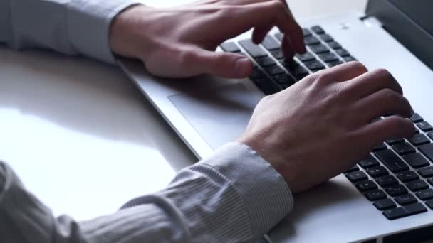 노트북에 입력 하는 남자 손 — 비디오