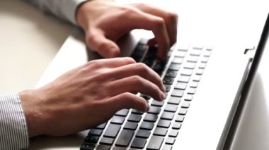 Erkek el dizüstü bilgisayarda yazarak