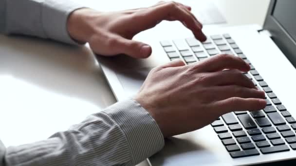 Mãos masculinas digitando no laptop — Vídeo de Stock