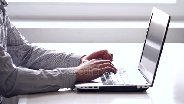 Мужские руки печатают на ноутбуке — стоковое видео