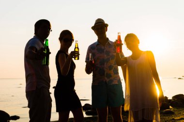 günbatımı zevk ve bira içiyor arkadaşlar