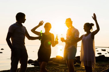 günbatımı zevk ve bira içiyor arkadaşlar