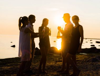 günbatımı zevk ve bira içiyor arkadaşlar