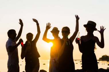 günbatımı zevk ve bira içiyor arkadaşlar