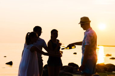 günbatımı zevk ve şampanya içiyor arkadaşlar