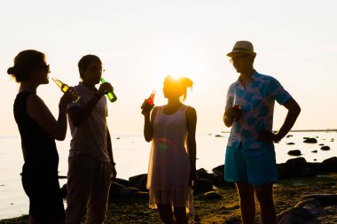 günbatımı zevk ve bira içiyor arkadaşlar