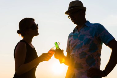 günbatımı zevk ve bira içiyor arkadaşlar