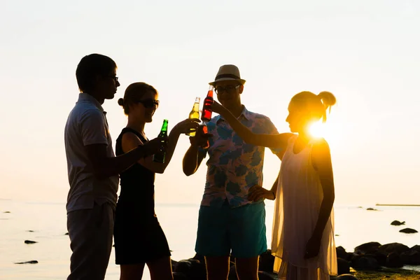 Přátelé se těší západ slunce a pití piva — Stock fotografie