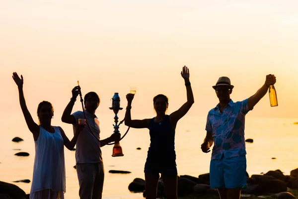 Vrienden genieten van de zonsondergang en rookvrije hookah — Stockfoto