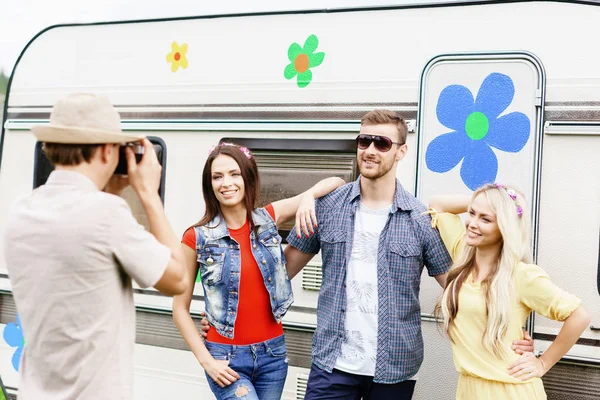 Freunde fotografieren sich gegenseitig — Stockfoto