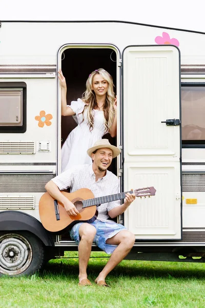 Amici felici a camper trailer — Foto Stock