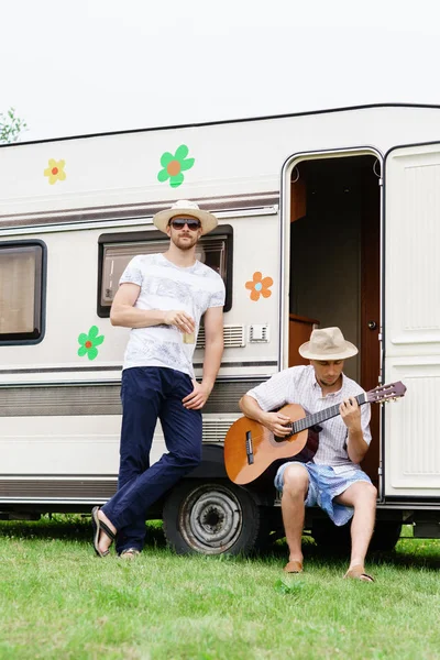 Glada vänner på husbil trailer — Stockfoto