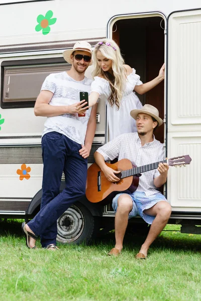 Amigos felizes no trailer campista — Fotografia de Stock