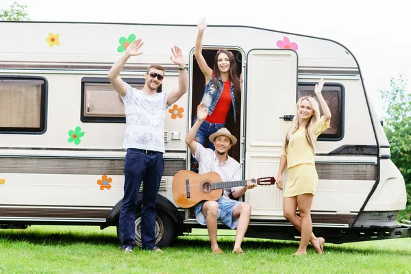 Glückliche Freunde relaxen in der Nähe des Anhängers — Stockfoto