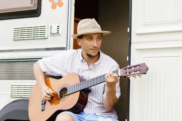 Красивый бородатый парень играет на гитаре — стоковое фото