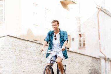Bisiklete binen genç adam