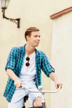 Bisiklete binen genç adam