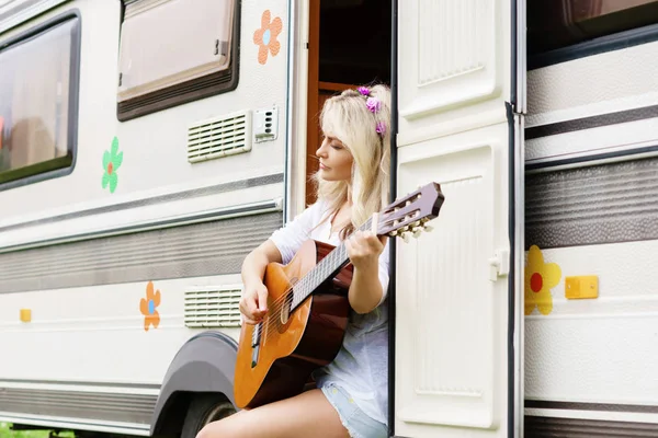 Güzel kadın gitar çalmak — Stok fotoğraf