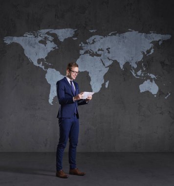 genç yakışıklı işadamı