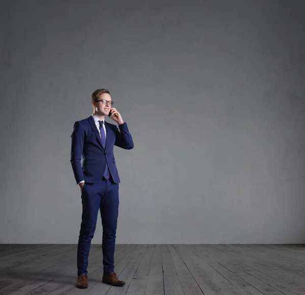 Joven y seguro hombre de negocios — Foto de Stock