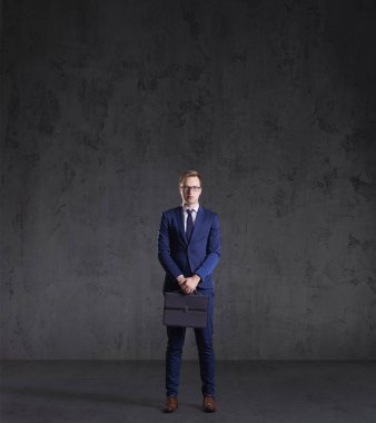 genç ve kendinden emin bir işadamı