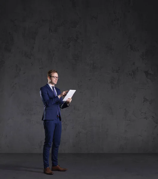 Jonge en vol vertrouwen zakenman — Stockfoto