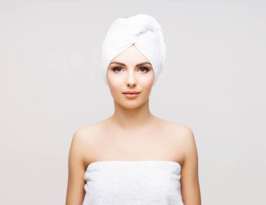 Havluya sarılı genç kadın