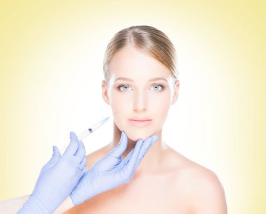 Kadının yüzü içine enjeksiyon yapma doktor