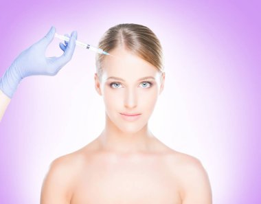 Kadının yüzü içine enjeksiyon yapma doktor