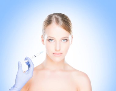 Kadının yüzü içine enjeksiyon yapma doktor