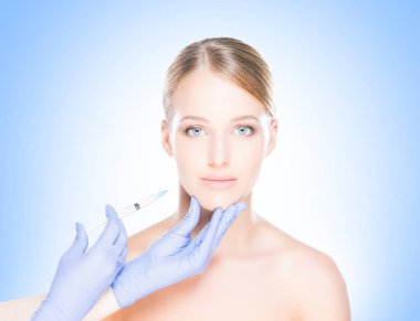 Kadının yüzü içine enjeksiyon yapma doktor