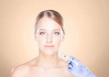 Kadının yüzü içine enjeksiyon yapma doktor