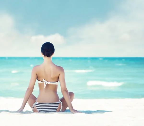 Bela mulher meditando na praia de verão — Fotografia de Stock