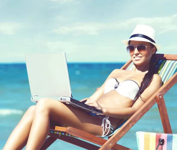 Belle femme relaxante sur la plage d'été — Photo