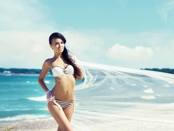 Mooie jonge vrouw op strand — Stockfoto